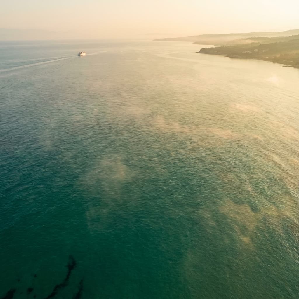 Eau verte sous la première lumière du matin