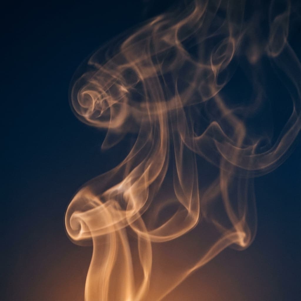 Fumée d'encens dans la lumière du soir